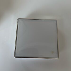 Cle de peau TEINT NATUREL POUDRE BLANC
BRIGHTENING POWDER FOUNDATION